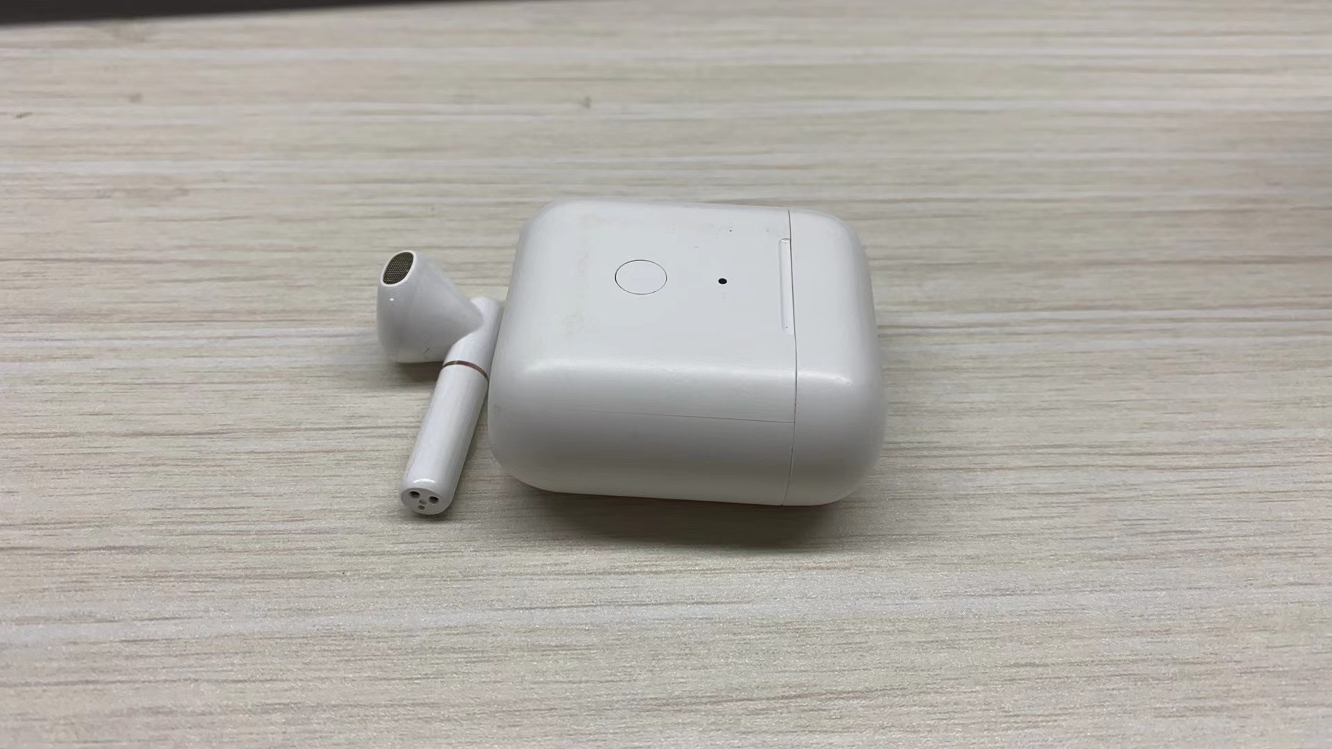 用户表示苹果AirPods3，手机连接耳机后右耳有电流音